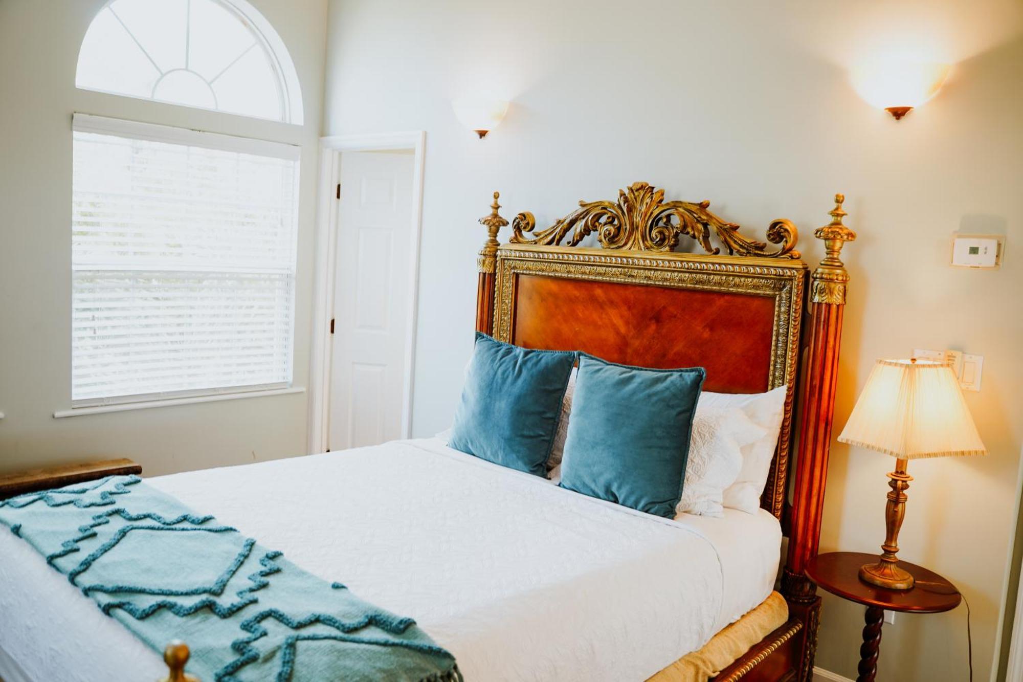 Shangri-La Boutique Bed & Breakfast West Bay Bilik gambar