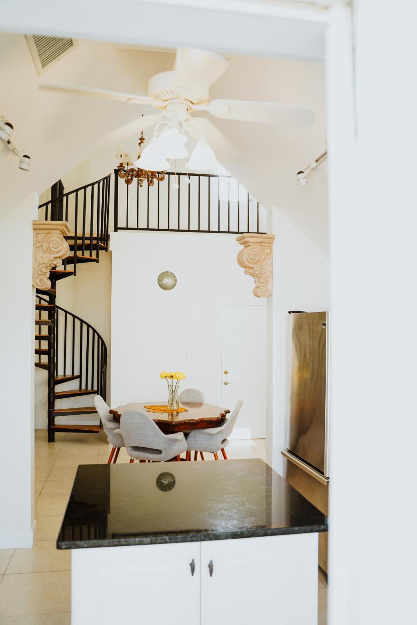 Shangri-La Boutique Bed & Breakfast West Bay Bilik gambar