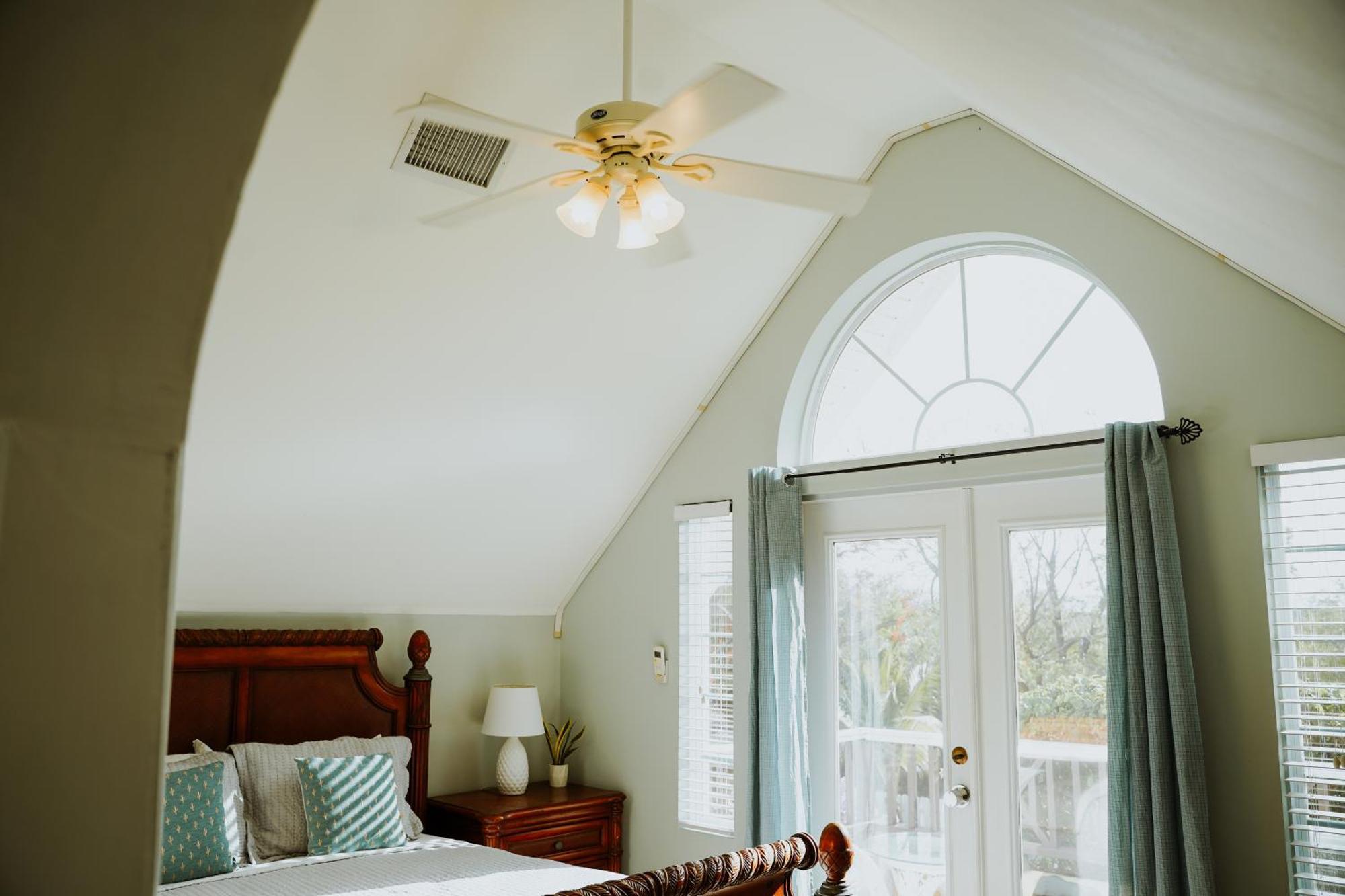 Shangri-La Boutique Bed & Breakfast West Bay Bilik gambar