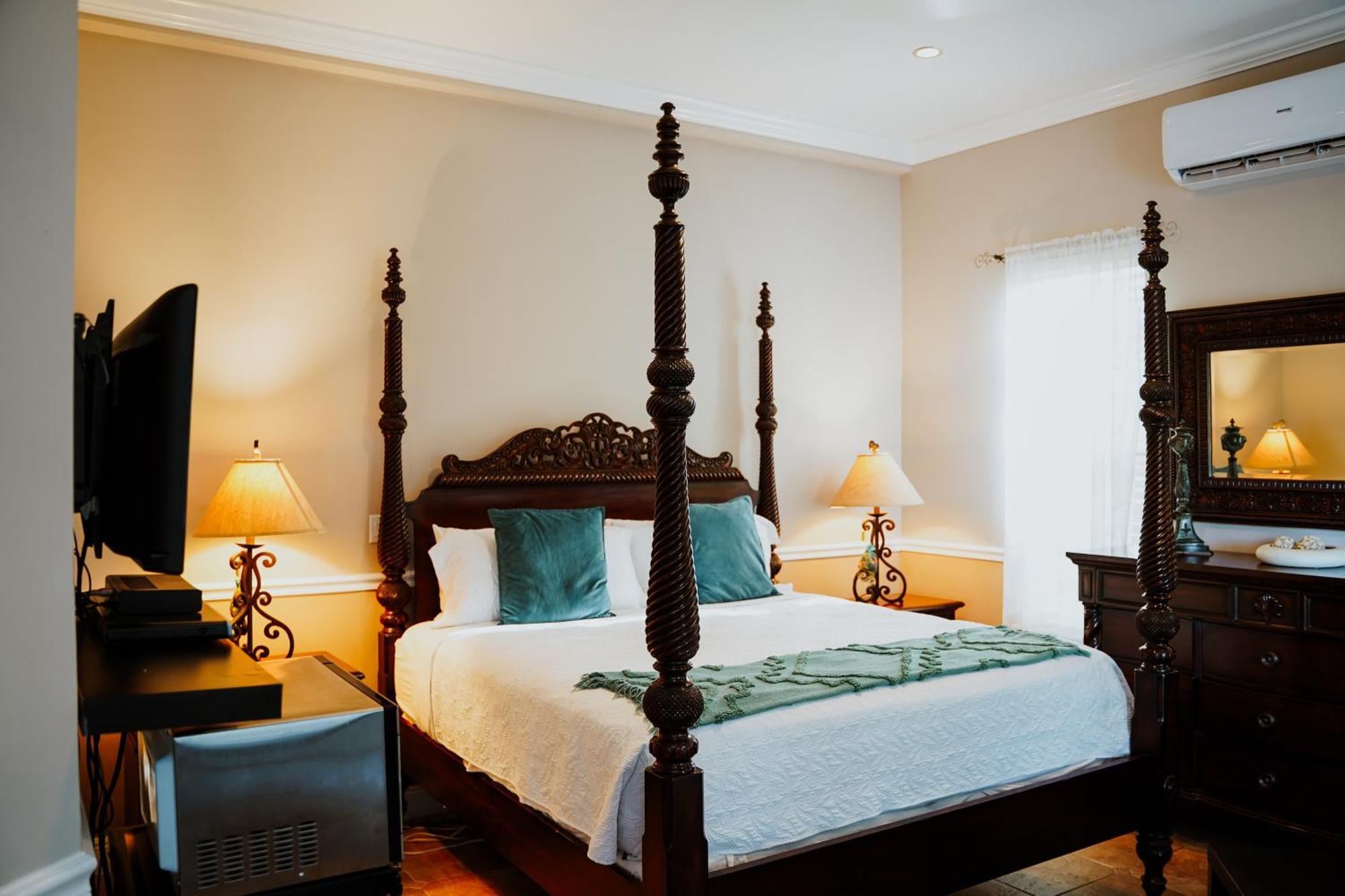 Shangri-La Boutique Bed & Breakfast West Bay Bilik gambar