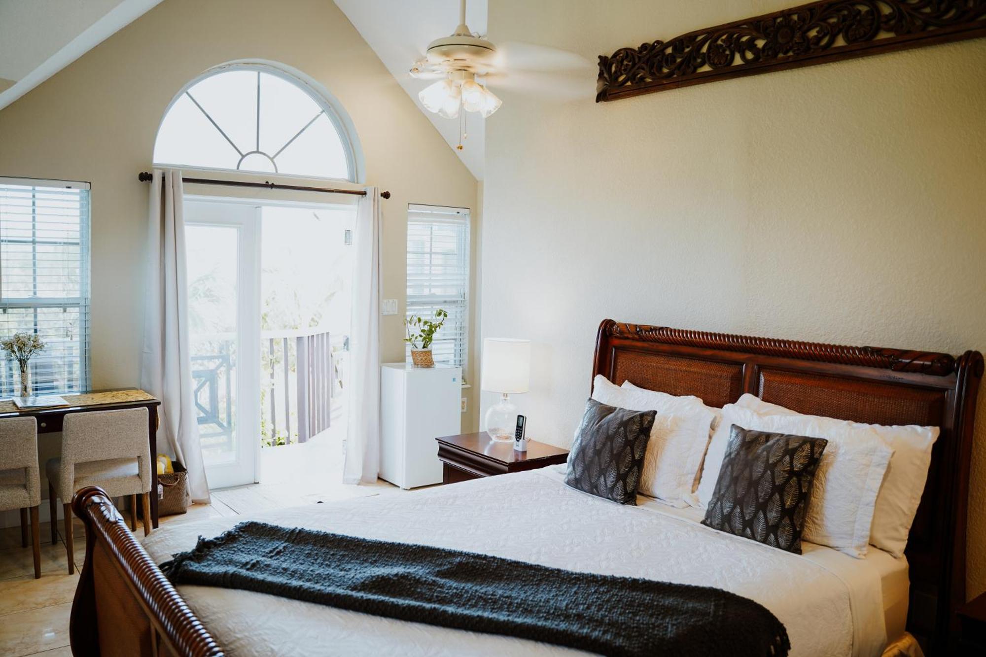 Shangri-La Boutique Bed & Breakfast West Bay Bilik gambar