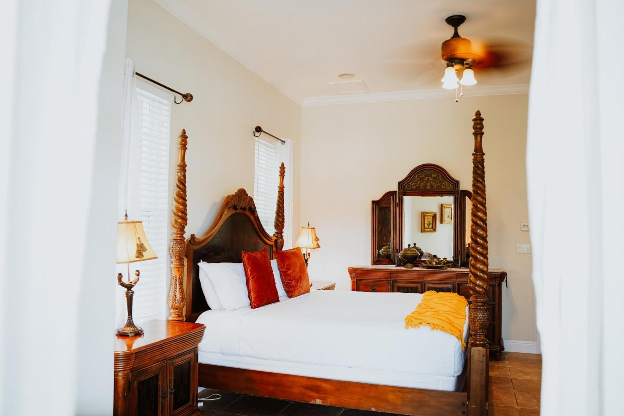 Shangri-La Boutique Bed & Breakfast West Bay Bilik gambar